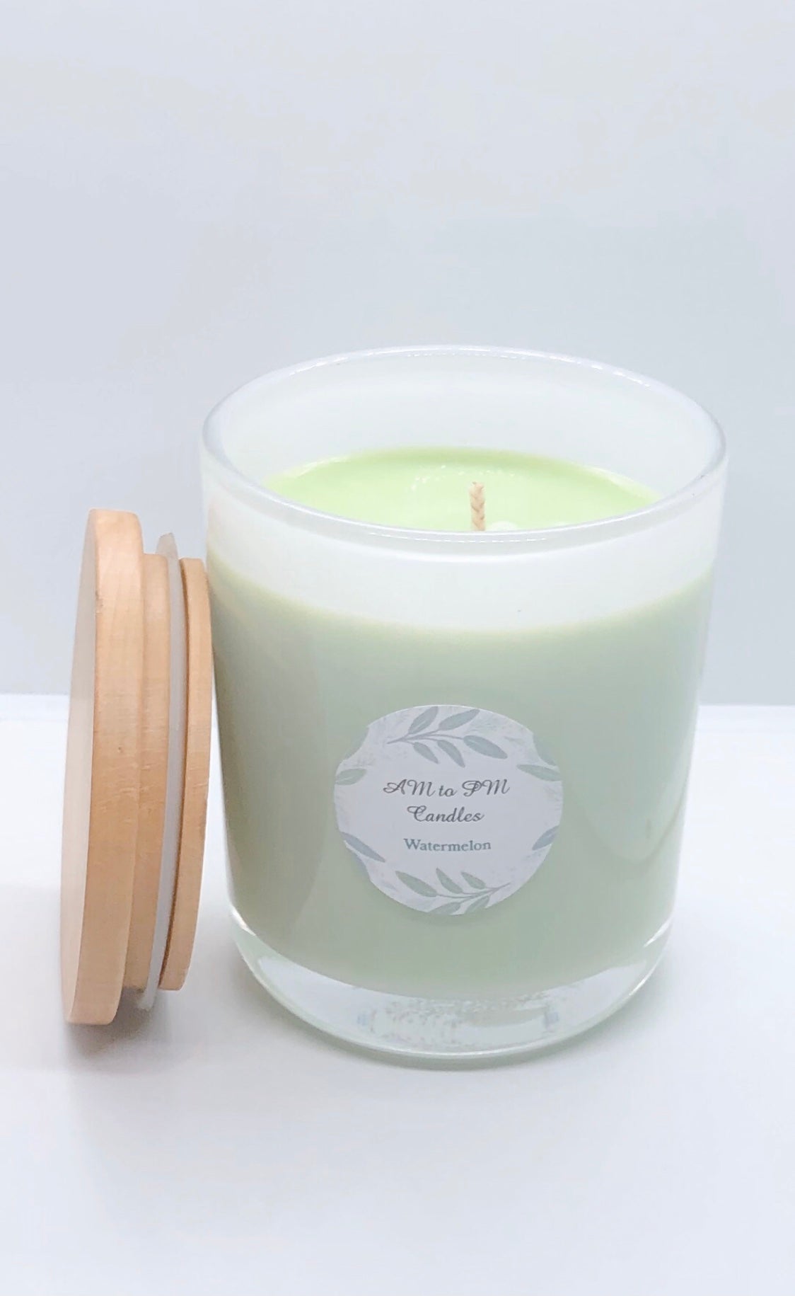 Cambridge Candle- Large Transparent White- with a Light Bamboo Lid